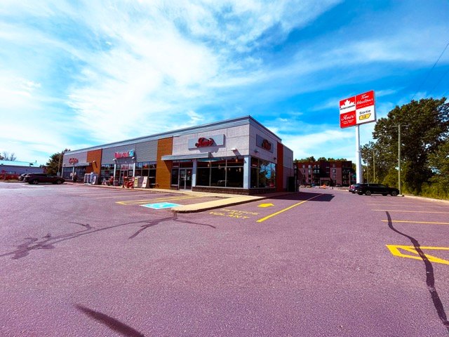Amir food photography showing a sandwich with sauce.